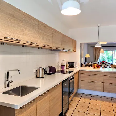 Spacious Beachfront Town House In With Fully Equipped Kitchen, Pools, Garden, Sea View Prázdninový dům *