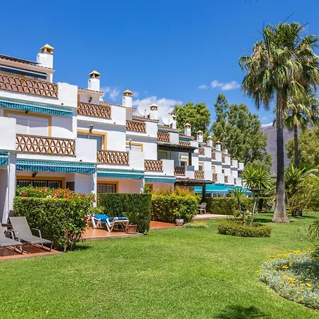 Spacious Beachfront Town House In With Fully Equipped Kitchen, Pools, Garden, Sea View Holiday home