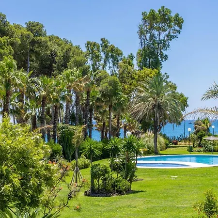 Spacious Beachfront Town House In With Fully Equipped Kitchen, Pools, Garden, Sea View Holiday home *