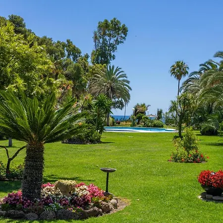 Prázdninový dům Spacious Beachfront Town House In With Fully Equipped Kitchen, Pools, Garden, Sea View Estepona