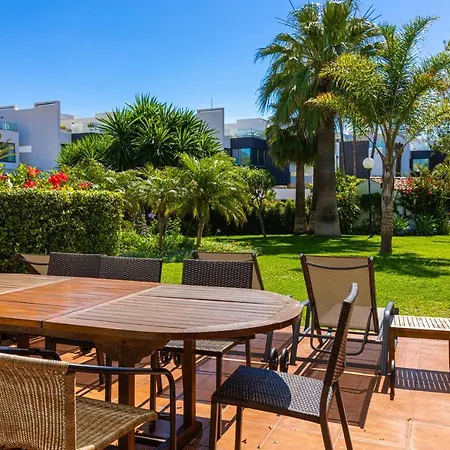 Spacious Beachfront Town House In With Fully Equipped Kitchen, Pools, Garden, Sea View * Estepona