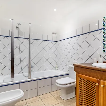 Spacious Beachfront Town House In With Fully Equipped Kitchen, Pools, Garden, Sea View Prázdninový dům
