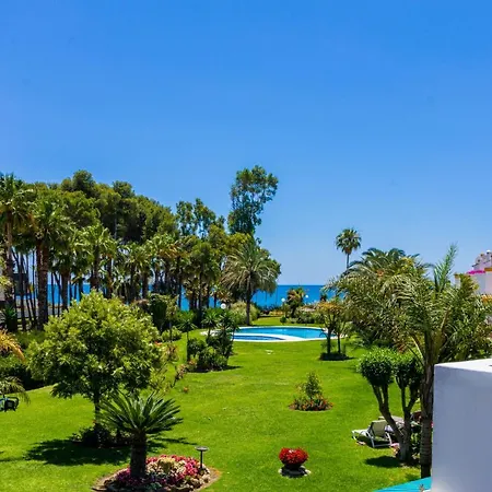 Spacious Beachfront Town House In With Fully Equipped Kitchen, Pools, Garden, Sea View